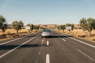 Autoroute gratuite en Espagne traversant un paysage aride avec une voiture moderne sur la route nationale