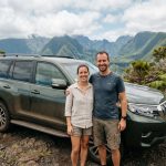 Couple souriant avec SUV sur un point de vue à Reunion