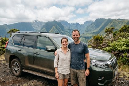 Couple souriant avec SUV sur un point de vue à Reunion