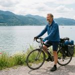 Homme souriant en vélo au bord du lac Constance