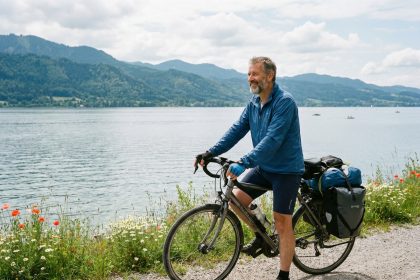 Homme souriant en vélo au bord du lac Constance