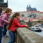 Famille devant le pont de Prague avec vue sur la Vltava