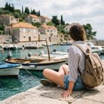 Jeune femme assise au bord de la mer Adriatique