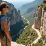 Femme en randonnée au bord du Gorropu en Sardaigne