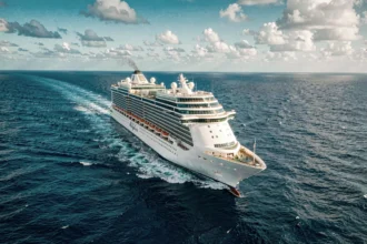 Paquebot de croisière MSC Magnifica naviguant en pleine mer lors d'un tour du monde