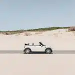 voiture décapotable sur la côte