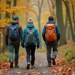 Groupe de randonneurs sur un sentier forestier à Rodange-Pétange au Luxembourg en automne