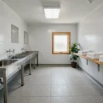 Sanitaires propres et bien équipés dans un camping de grande chaîne garantissant hygiène et confort