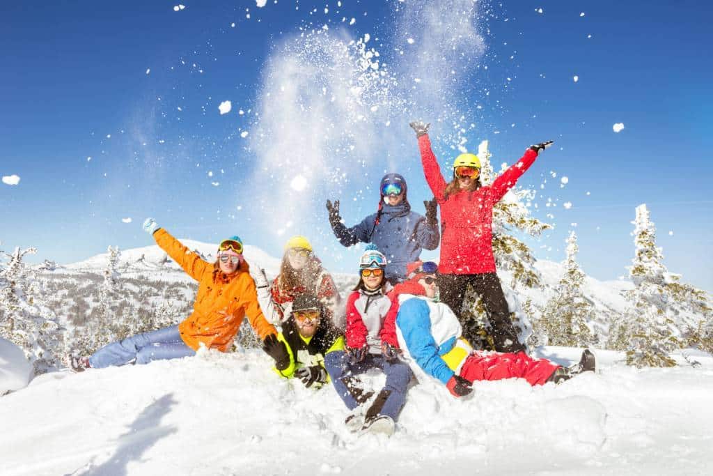 un groupe d'amis faisant du ski en vacances